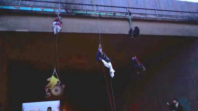 Giù da un ponte in sedia a rotelle: la protesta-choc degli attivisti green in Germania