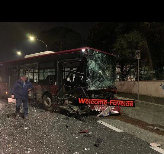 Scontro frontale tra bus e auto