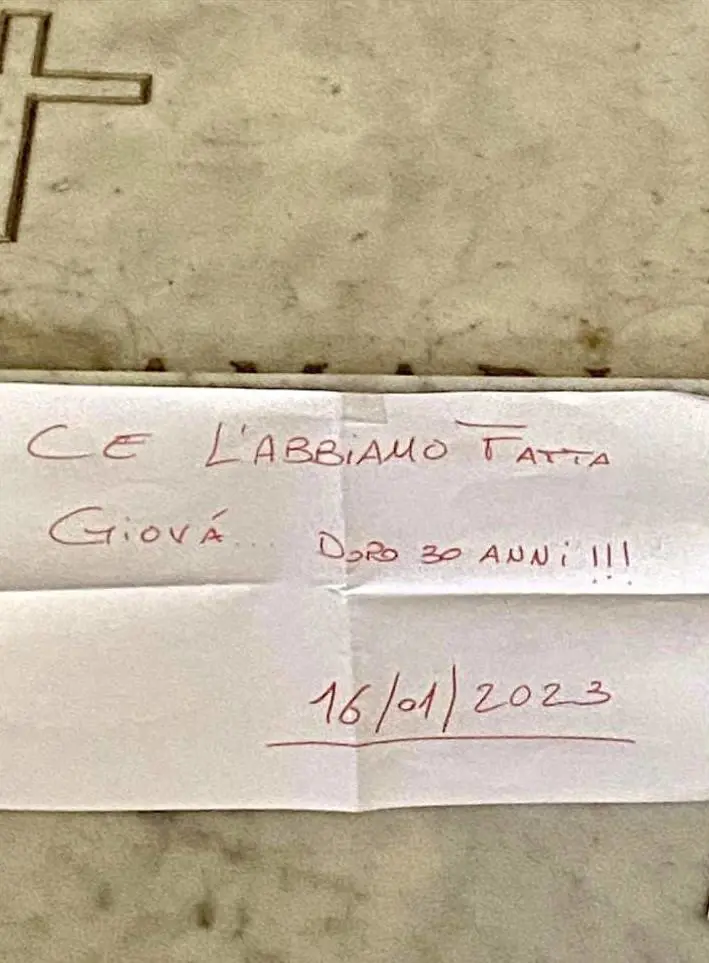 “Ce l’abbiamo fatta Giovà”. Il biglietto sulla tomba di Falcone