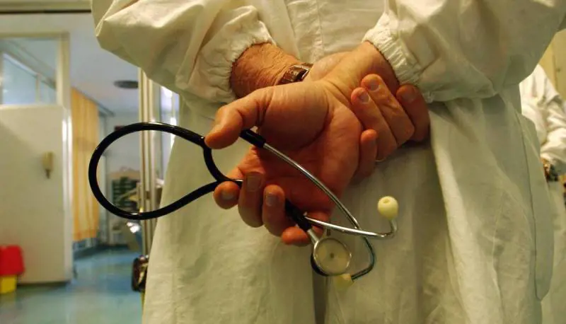 "Dacci il certificato", due ventenni massacrano un medico in Campania