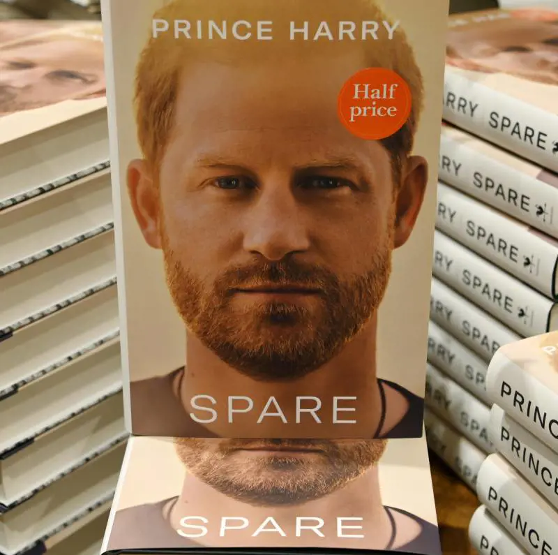 Aneddoti, tecnica, sfinente vittimismo: la recensione del memoir di Harry