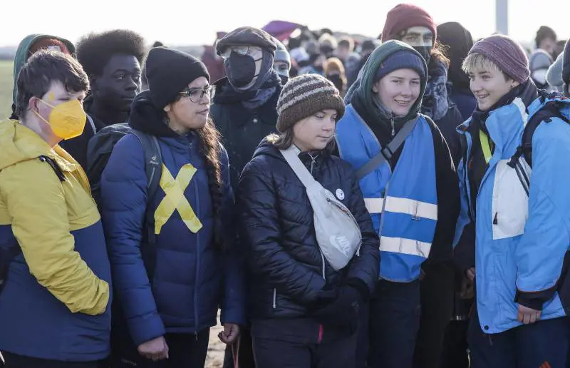 "I big dell'energia ci hanno ingannato". Greta si rimangia il ritiro e protesta a Davos