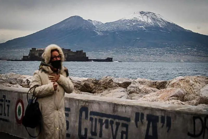 Temperature in picchiata: prima neve sulla cima del Vesuvio