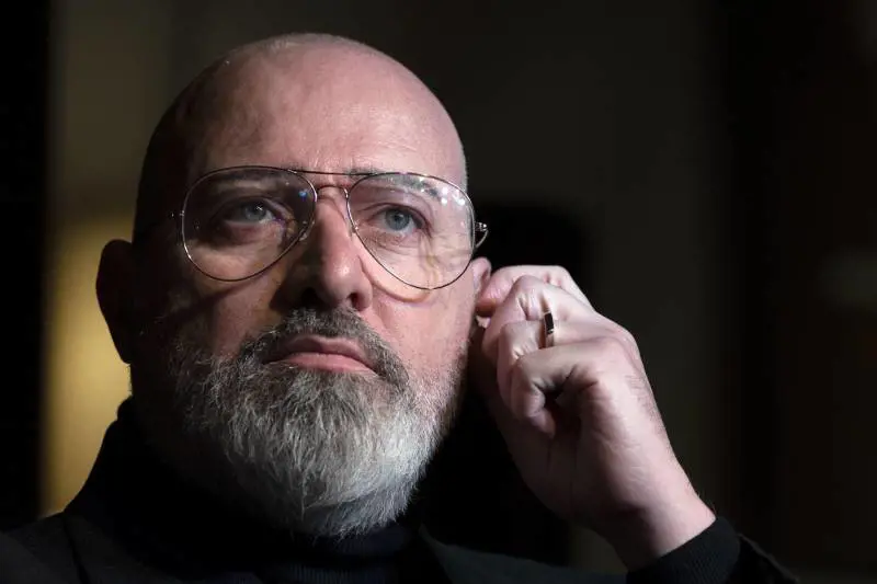 Fa entrare Giarrusso e cancella il Jobs Act: Bonaccini grillizza il Pd