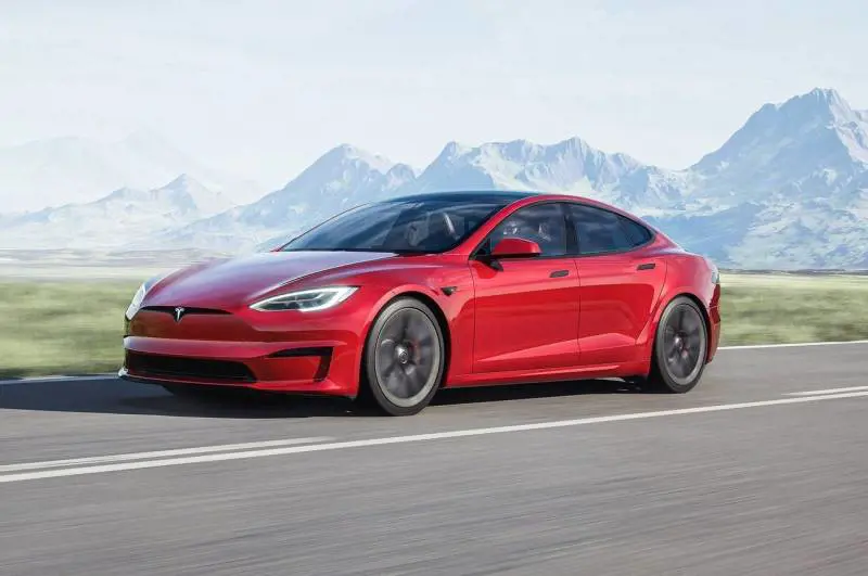 Tesla abbassa ancora i prezzi, cosa succede in Italia e negli Usa