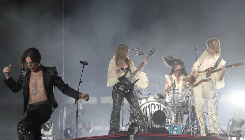 Osannati e divinizzati da Sanremo, ma i Maneskin mandano l’Italia a quel paese