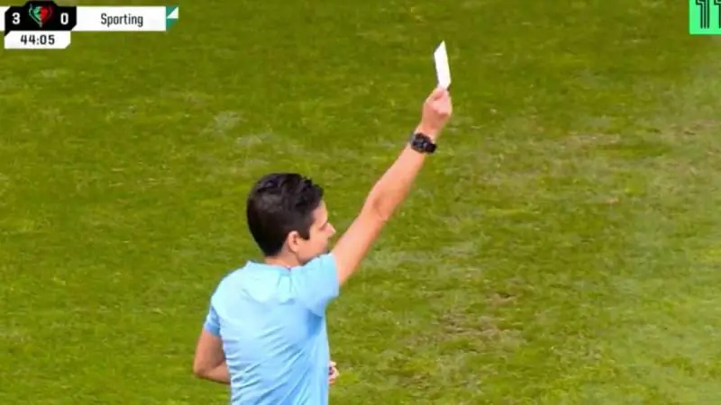 Cartellino bianco: l’inaspettato gesto dell’arbitro per premiare il fairplay