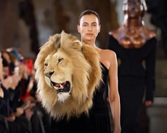 In passerella con teste (finte) di lupi e leoni: è bufera per Schiaparelli