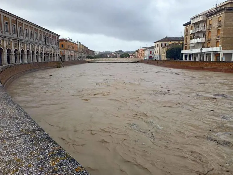 "Qui un metro di neve" e l'Italia scopre l'inverno. Marche, è allerta fiumi