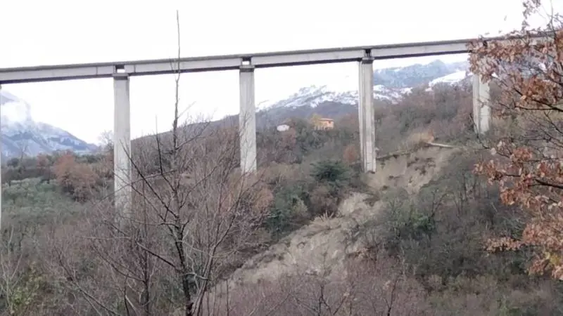 Frana la terra sotto il viadotto, cittadini preoccupati