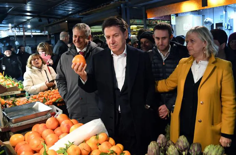 Vuole pagare le arance col Pos. Il fruttivendolo risponde così a Conte