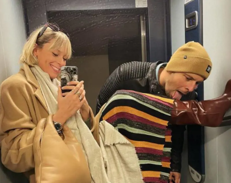 "Che maleducazione!". Bufera per il selfie in ascensore di Federica Pellegrini