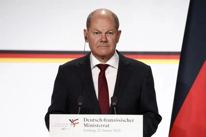 Scholz si arrende ai tank: "Sì all'invio dei Leopard". Biden manda gli Abrams