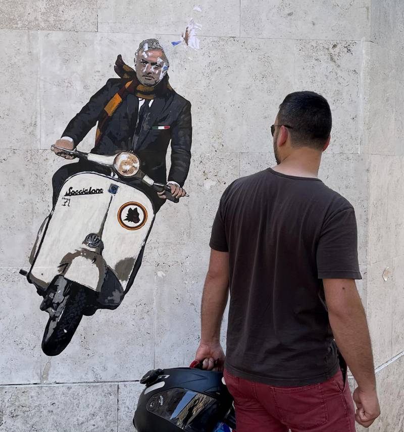 Mourinho in Vespa, murale 
