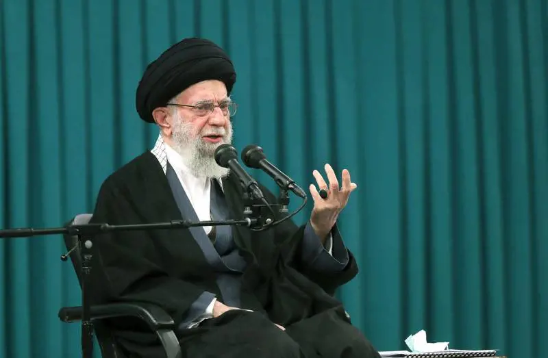 "Il post Khamenei viola le regole di X ma resta online": cosa c'è dietro la decisione di Musk