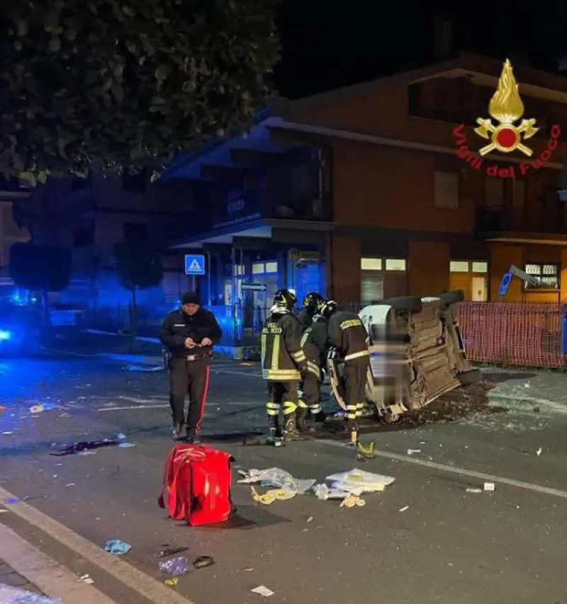 Lo schianto, poi si ribaltano: morti cinque ragazzi a Roma