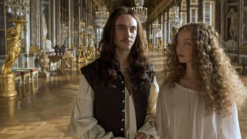 Intrighi di corte e sfrenate passioni: Versailles, la serie (poco) storica