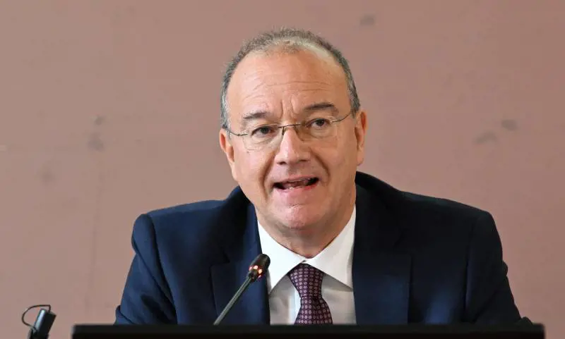 "Incompatibile con l'istruzione". La stoccata di Valditara sul prof che nega la Shoah