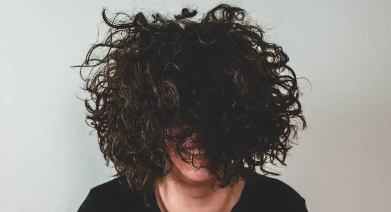 Capelli ricci over 60 anni, come valorizzarli