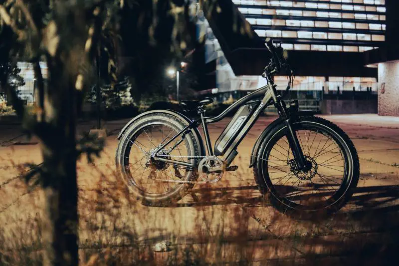 "Ci è venuta questa idea stupida...". Parlano i ragazzi che hanno lanciato la bici