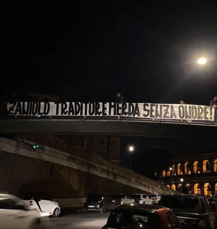 "Zaniolo, m.... senza onore". Striscione choc al Colosseo