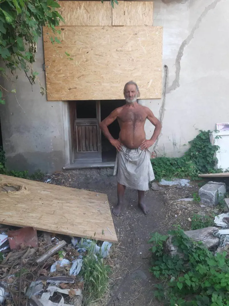 Vannino in posa davanti alla propria casa