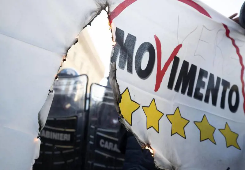 "Cambiamo codice etico". Così si sconfessa la storia del M5S