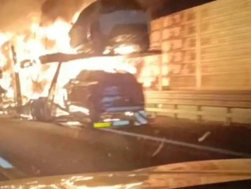 Il boato, poi l'"inferno" in A21: chilometri di code e autostrada chiusa