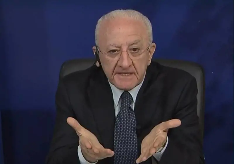"Quella barba e gli occhiali...". De Luca sfotte Bonaccini sul look