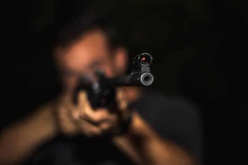 "Siamo poliziotti". E i ladri rapinano la villa davanti ai bambini