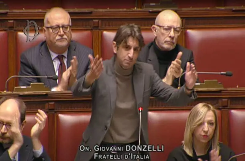 "Ti aspetto fuori...". Il gesto choc del grillino in Parlamento