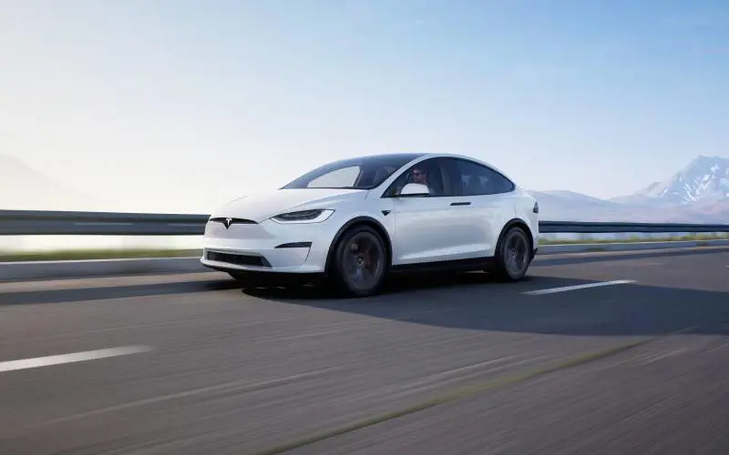 “Aumenta rischio di incidenti”. Tesla richiama oltre 360mila veicoli