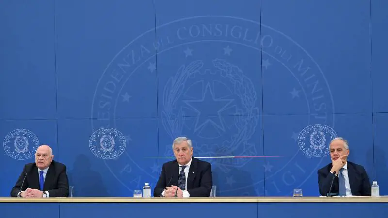 Tre ministri in coro sulla linea della fermezza. "Lo Stato non può venire a patti con i violenti"