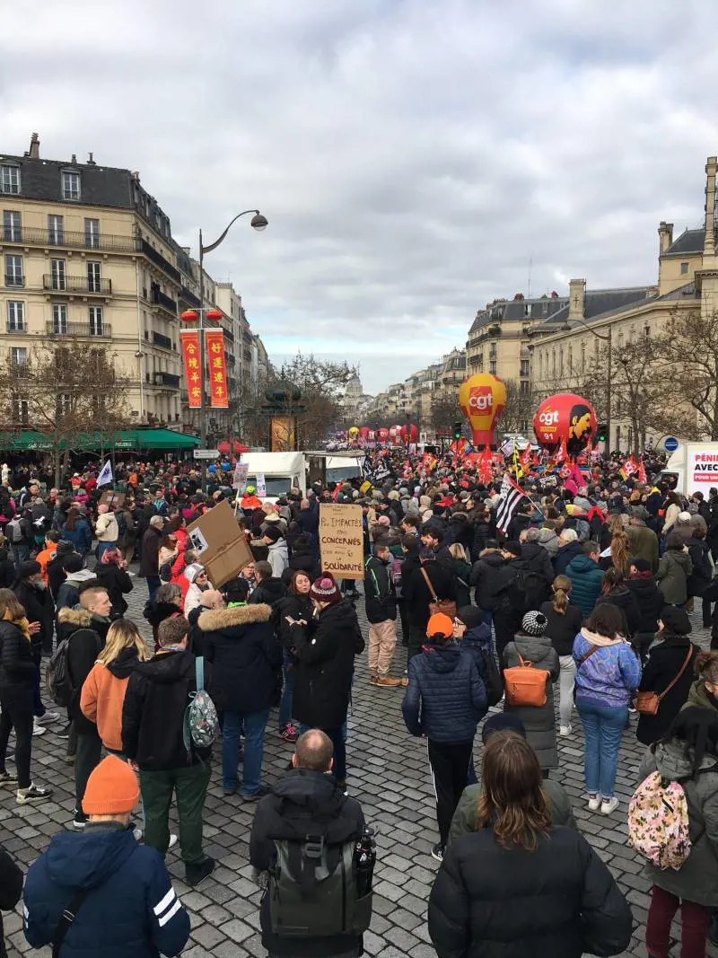 Parigi, sciopero e scontri per la riforma di Macron