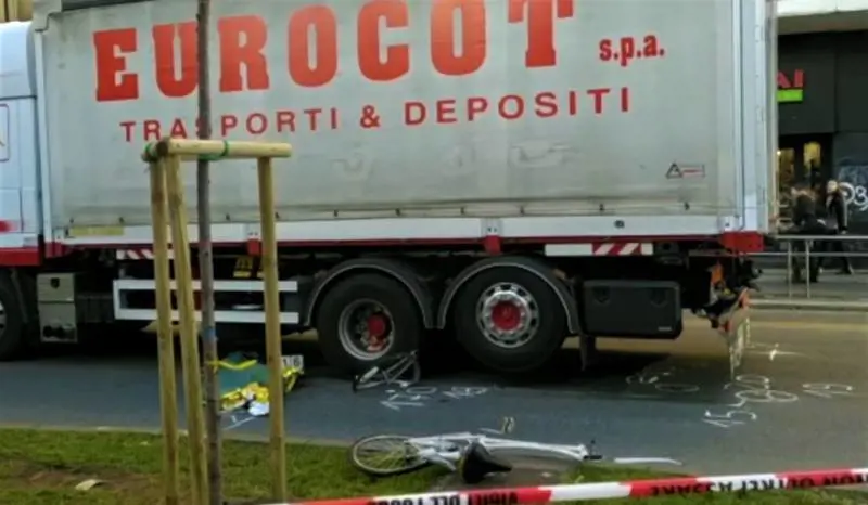 Ciclista travolta da un tir: 38enne muore a Milano