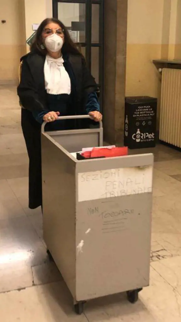 Senza i commessi il giudice fa da sé