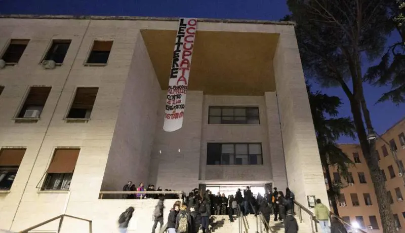 "Al fianco di Alfredo". I collettivi occupano pure La Sapienza