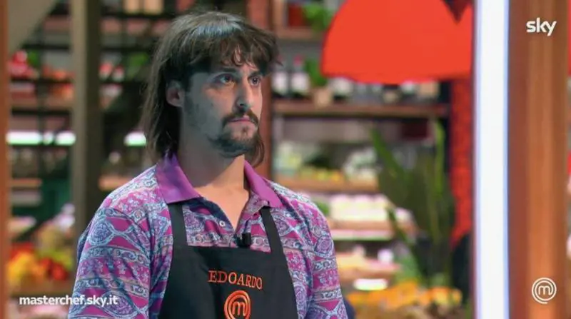"Quei capelli...". Barbieri ci ricasca e sbeffeggia Edoardo a Masterchef