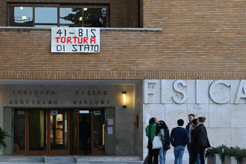 La sfida anarchica: "A Bologna ci sarà un attentato grave". Sapienza occupata