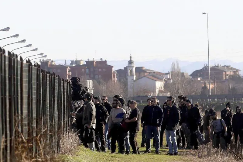 La protesta anarchica dilaga: sassaiola e slogan al carcere di Opera