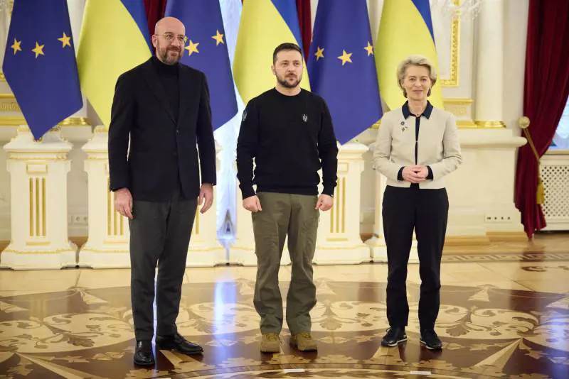 A Kiev summit tra le bombe. L'Ucraina pronta per l'Ue  (che ora promette altri aiuti)
