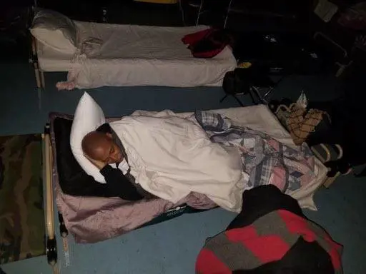 New York, l'ultima del sindaco dem: passa la notte coi migranti