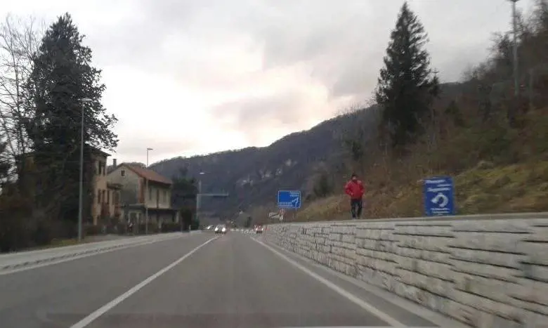 L'uomo di Fener che da trent'anni saluta gli automobilisti