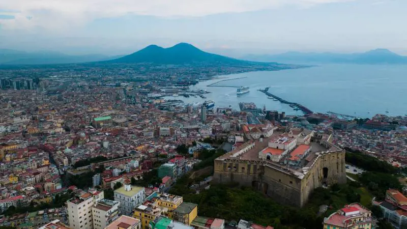 "Un'offerta a piacere per la foto col Vesuvio". Il nuovo business dei parcheggiatori abusivi