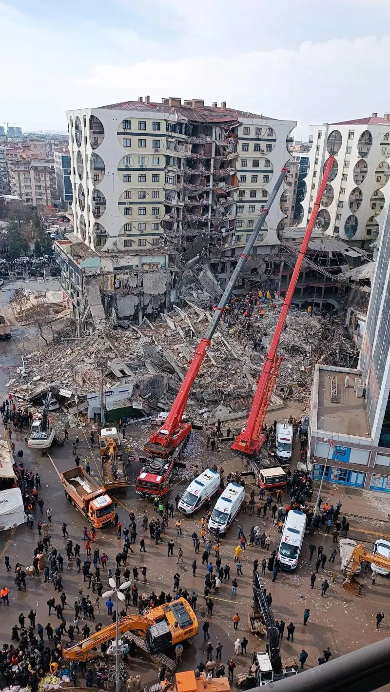 "Come 130 bombe atomiche". La potenza devastante del terremoto
