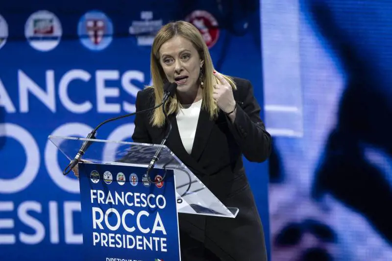Meloni contro Macron per l'esclusione dal summit di Parigi. Poi vede Zelensky: sostegno all'Ucraina