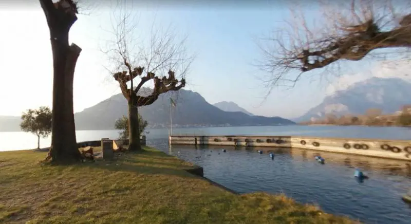 L'auto nel lago, il corpo di una donna sui sedili posteriori: giallo a Lecco