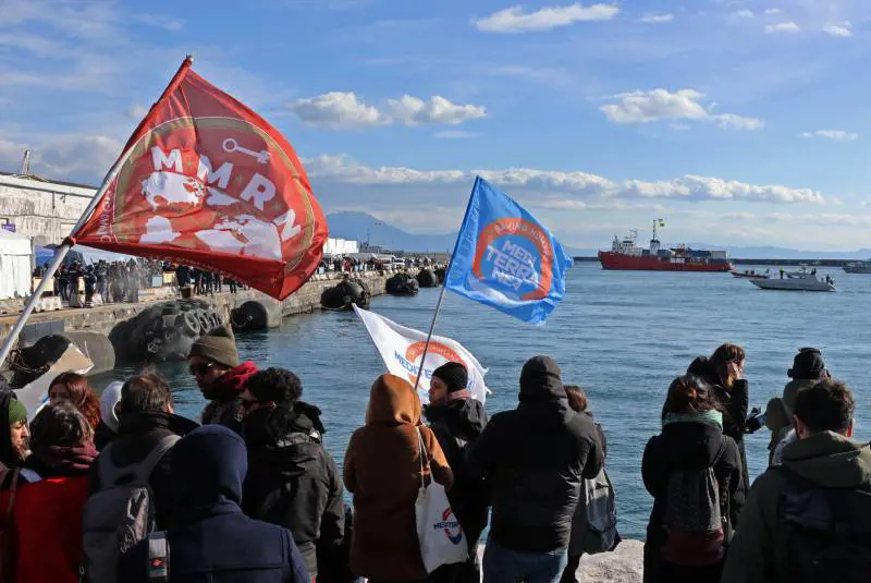 Sea Eye 4, scattano le indagini: tre fermati per favoreggiamento dell'immigrazione clandestina