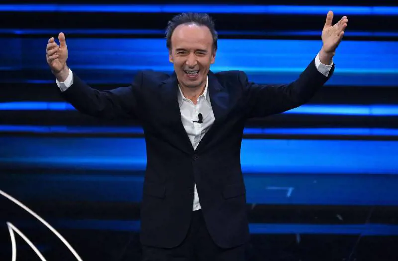 "Pomposo e noioso". Benigni (tra fascismo e Carta) stroncato sui social