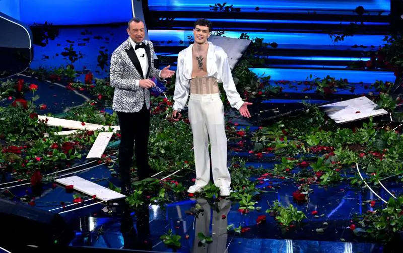 Sanremo 2023: i look di Ferragni, Blanco distrugge tutto e gli altri momenti della prima serata